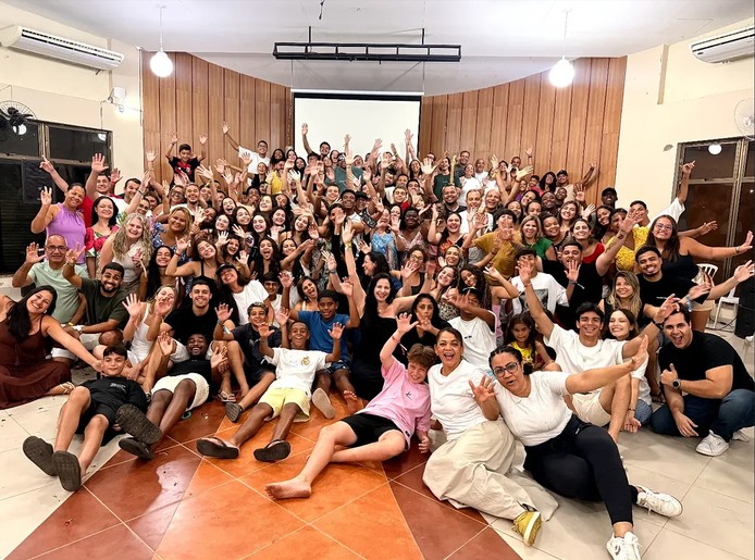 Grupo reunido no salão durante um retiro