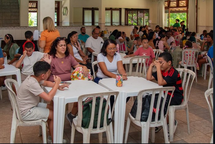 Famílias reunidas no refeitório do Casarão