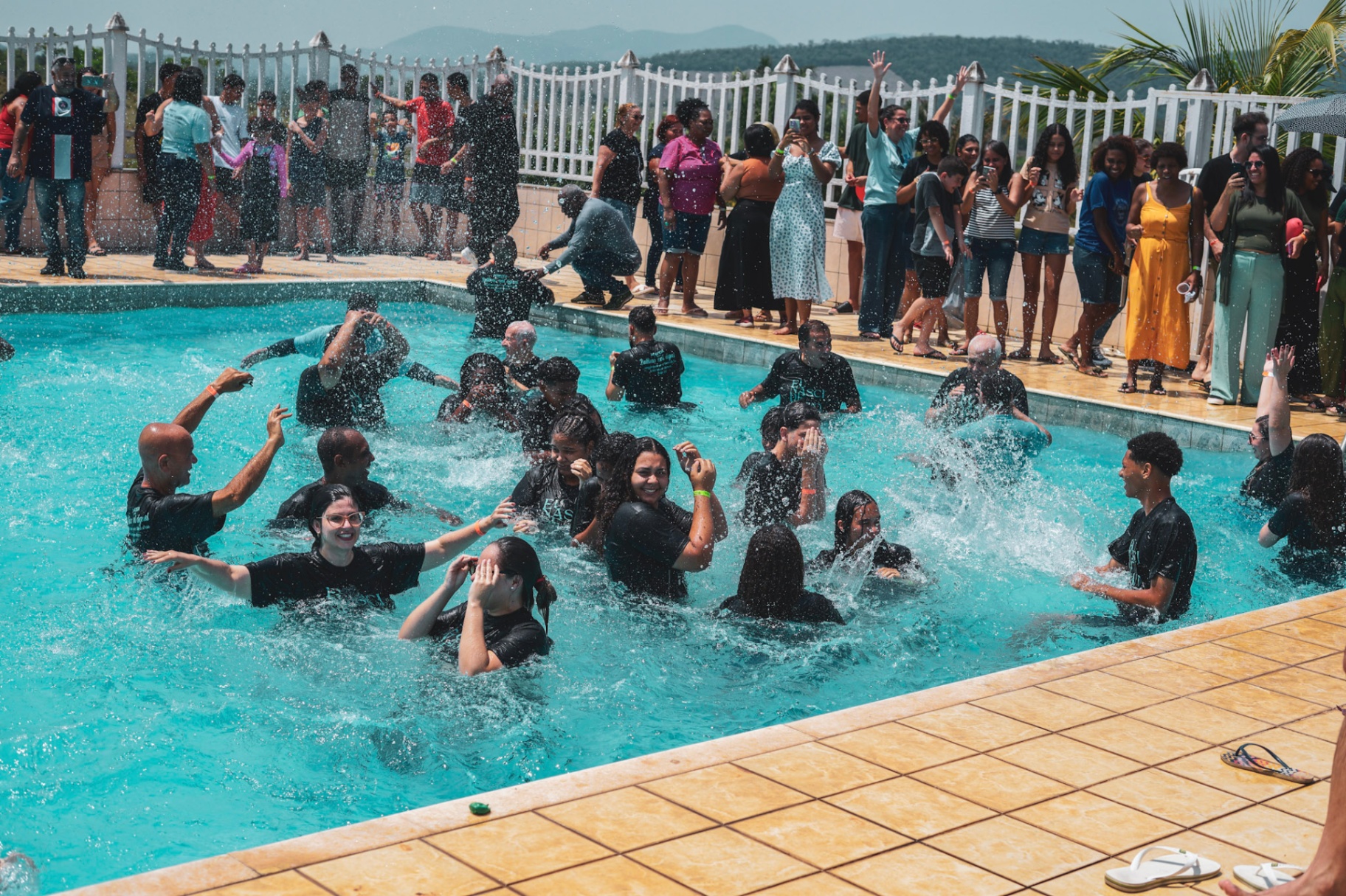 Grupo reunido na piscina durante um encontro