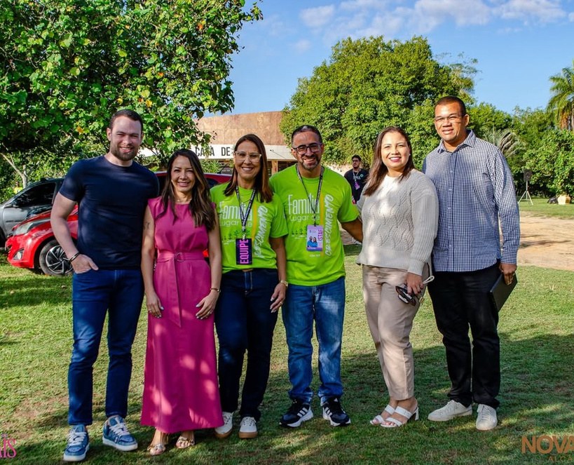 Equipe reunida no jardim do Casarão